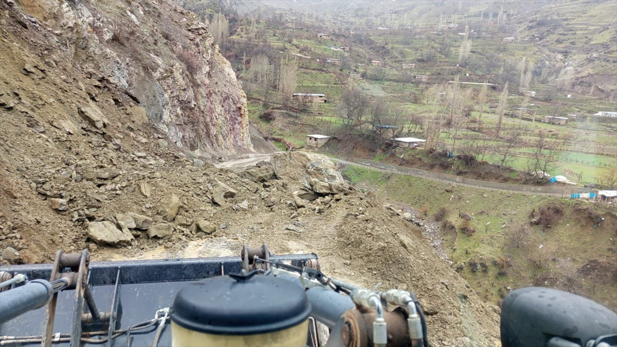 Siirt'in Pervari ilçesinde heyelan nedeniyle kapanan Keskin-Karşıyaka köy yolu ile Şirvan...