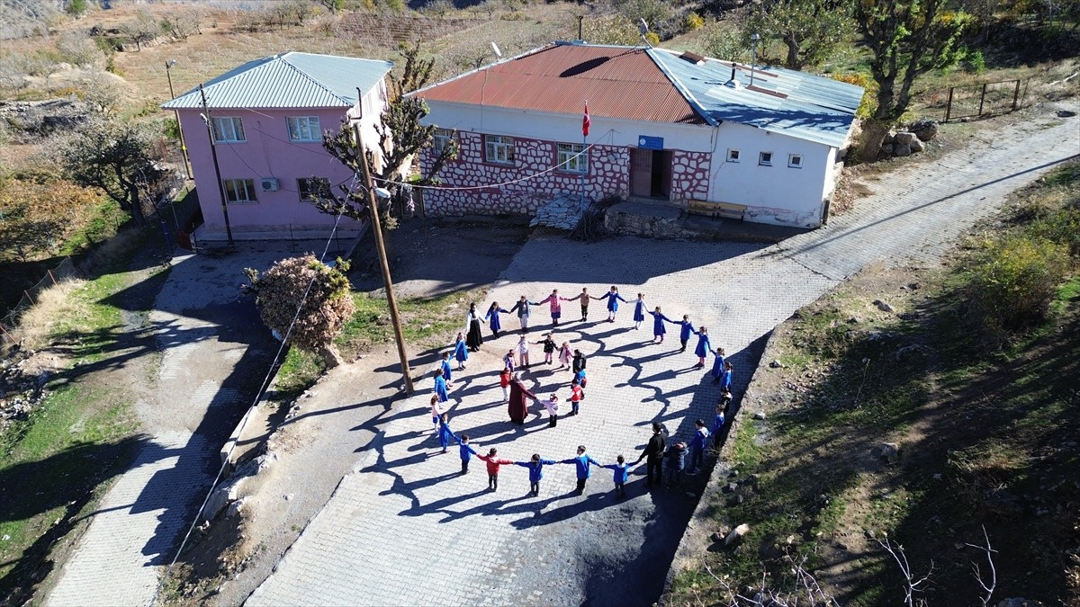 Siirt'in Pervari ilçesinde, zorlu coğrafi koşullara sahip dağlarla çevrili köy okulunda görev...