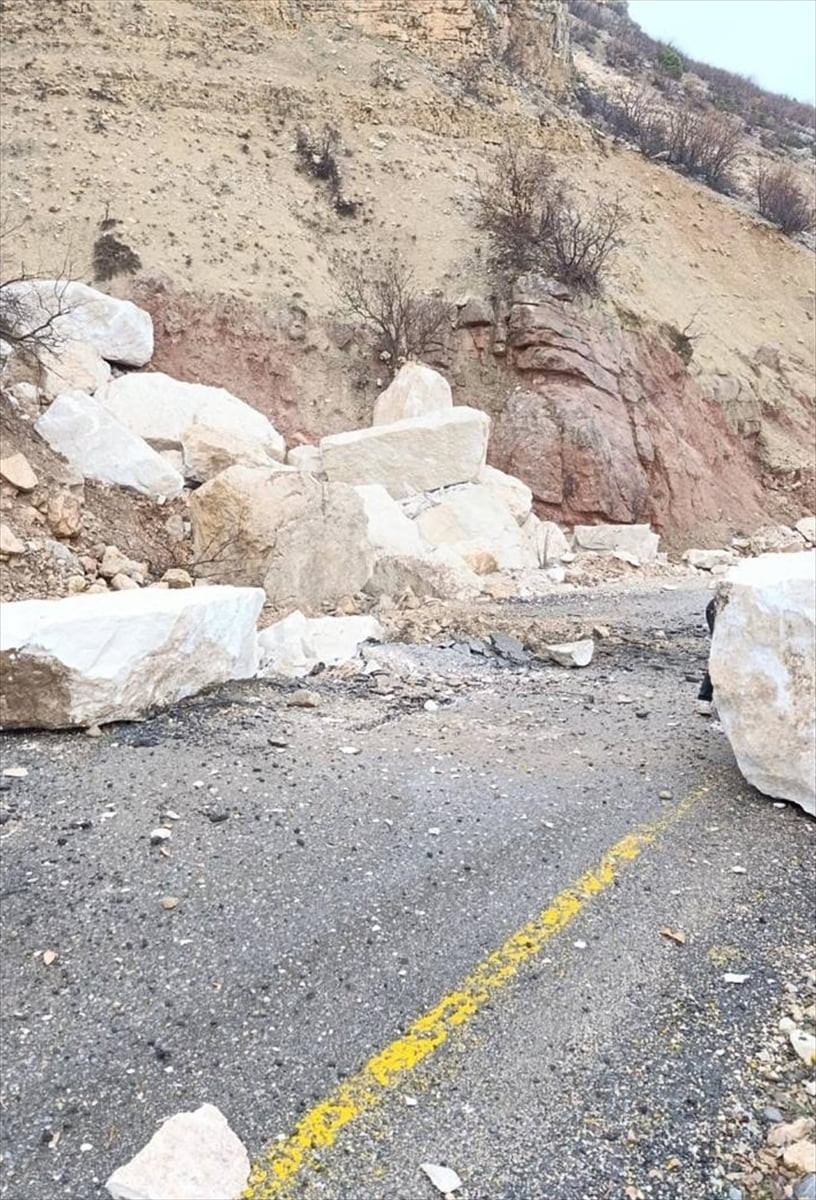 Siirt'in Pervari, Şirvan ve Tillo ilçelerinde meydana gelen heyelan nedeniyle kapanan köy yolları...