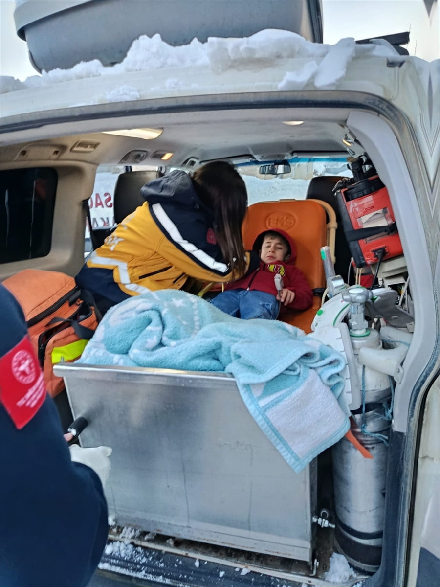 Siirt'in Pervari ve Eruh ilçelerinde kar nedeniyle yolu kapanan 2 köydeki hastalar, ekiplerin...