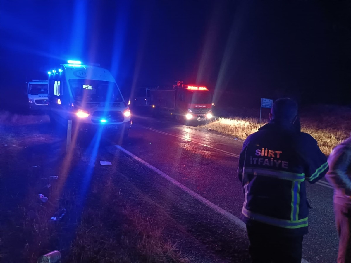 Siirt'in Şirvan ilçesinde işçileri taşıyan midibüsün şarampole devrilmesi sonucu 2'si ağır 15 kişi...