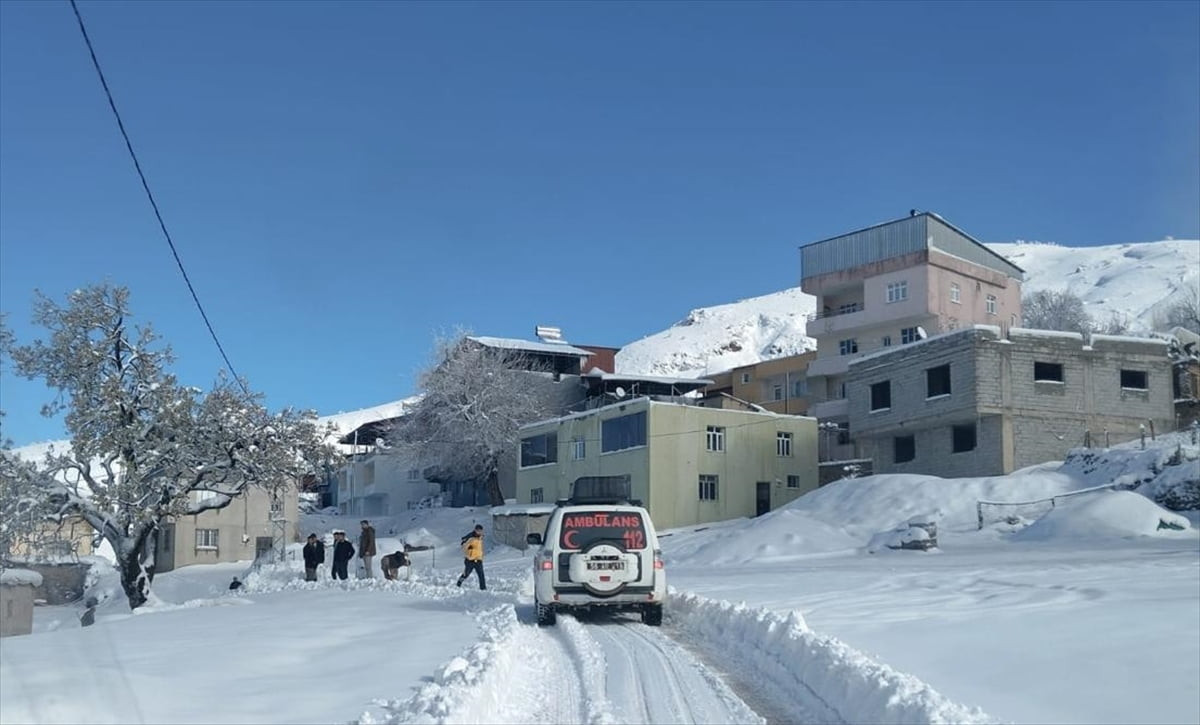 Siirt'in Şirvan ilçesinde, kar nedeniyle yolu kapanan köyde rahatsızlanan kadın, ekiplerin...