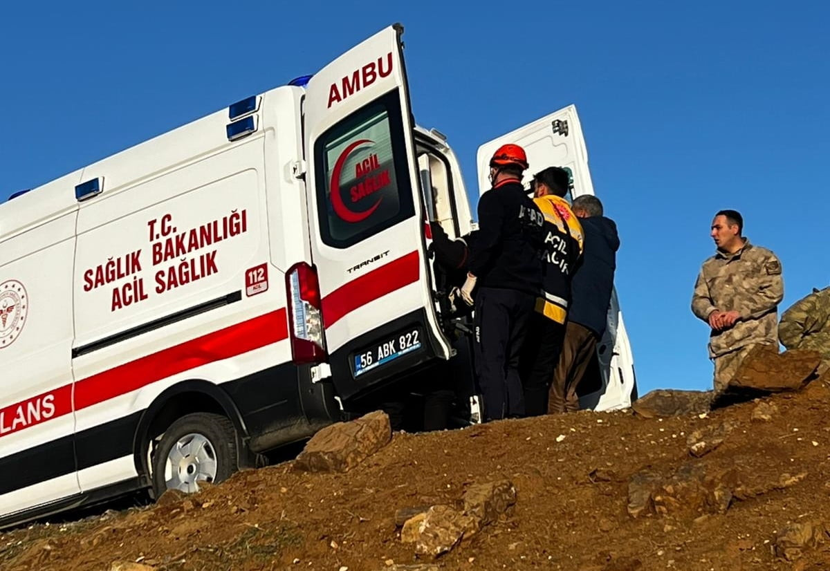 Siirt'in Şirvan ilçesinde otomobilin uçuruma yuvarlanması sonucu 1 kişi hayatını kaybetti, 1 kişi...