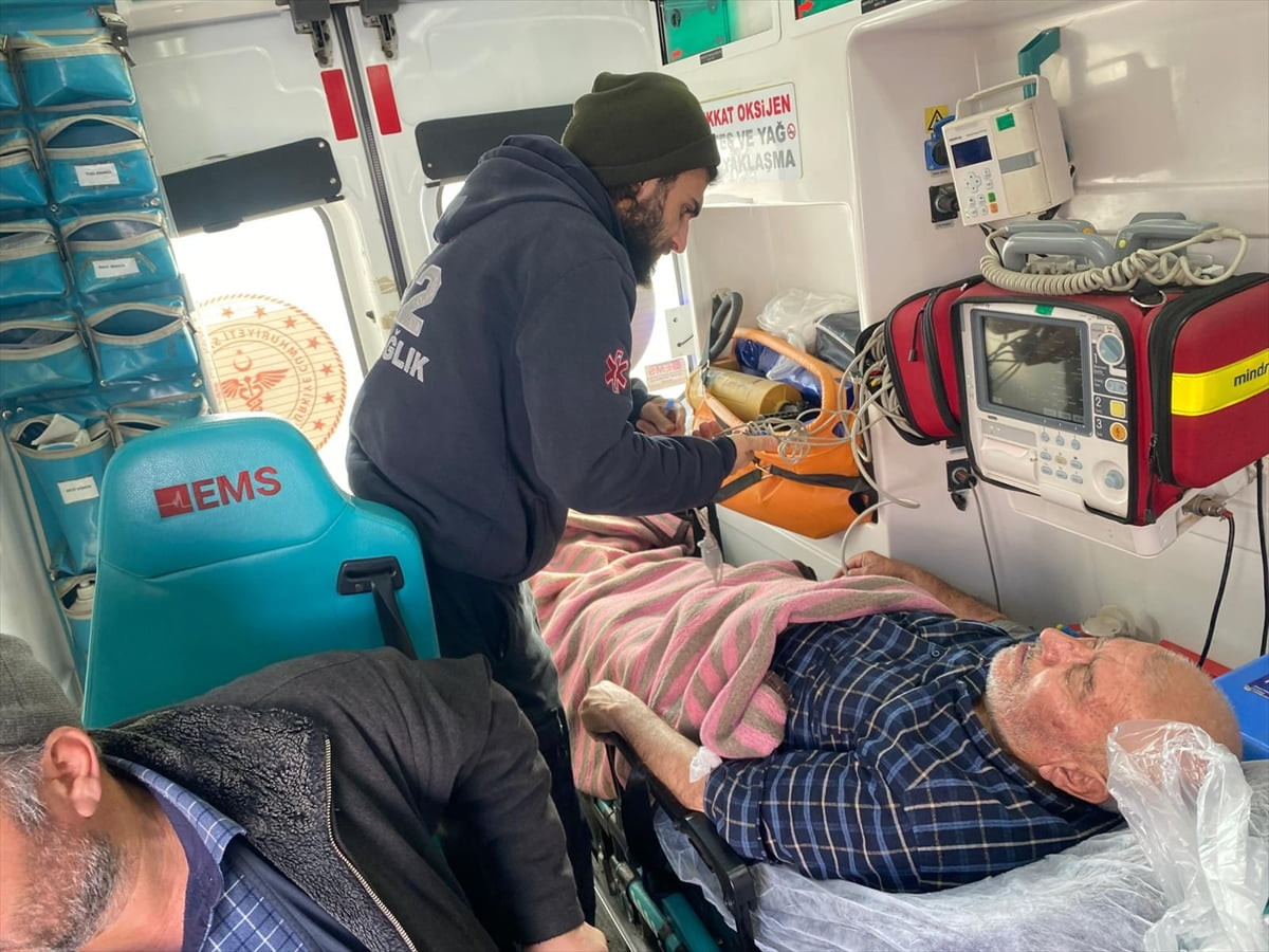 Siirt'in Şirvan ve Pervari ilçelerinde yolları kardan kapanan köylerdeki hastalar, ekiplerin...