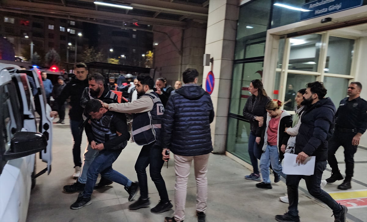 Siirt'te 2 çocuk annesi kadının evinde bıçaklanarak öldürülmesine ilişkin gözaltına alınan 4...