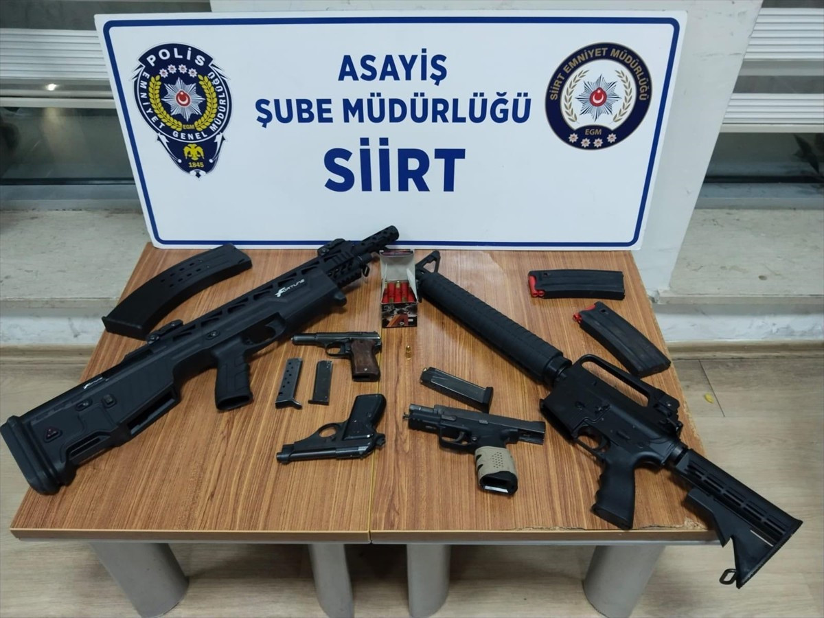 Siirt'te 5 kişinin yaralandığı silahlı kavgaya ilişkin gözaltına alınan 11 zanlıdan 3'ü...