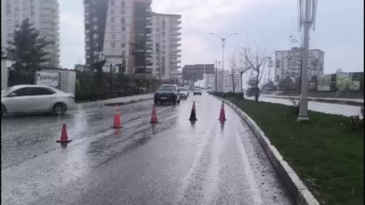 Siirt'te 50 metrelik köprü kirişi, kavşakta takılı kaldı: Yol saatlerdir ulaşıma kapalı