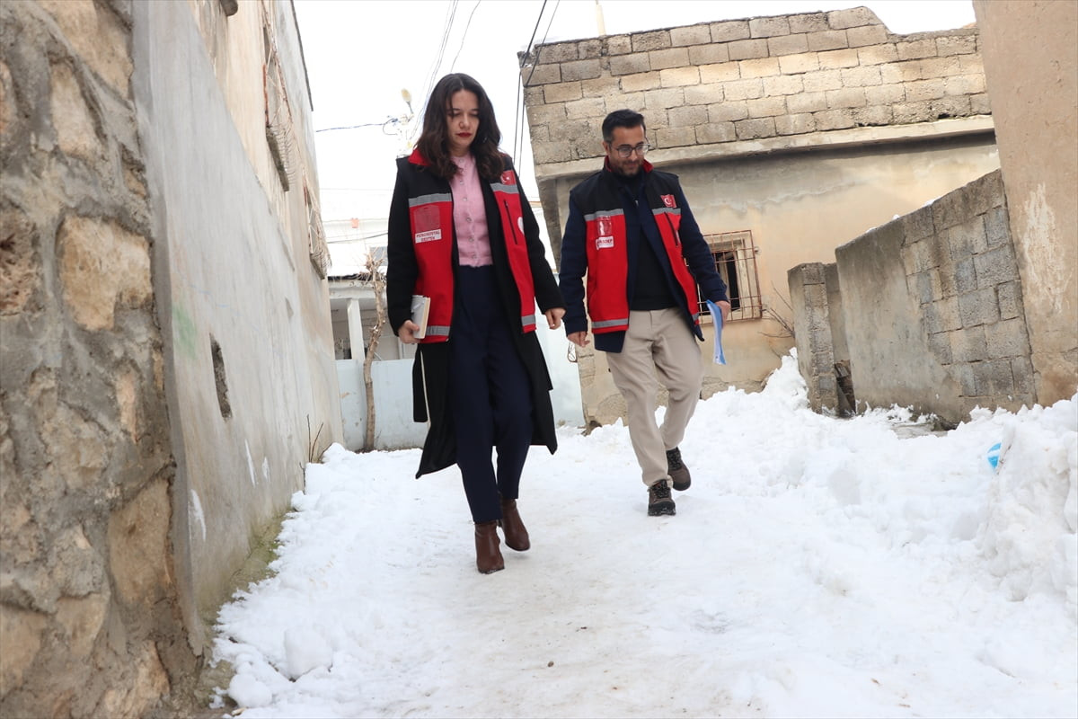 Siirt'te Aile ve Sosyal Hizmetler İl Müdürlüğü ekipleri, karlı yolları aşıp kırsaldaki ihtiyaç...