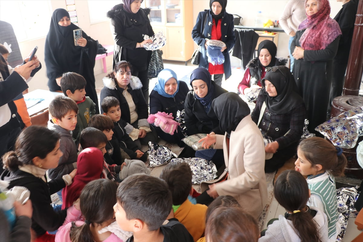 Siirt'te AK Parti'li bir grup kadın, köy ziyaretlerinde karşılaştıkları çocuklara ulaştırmak için...