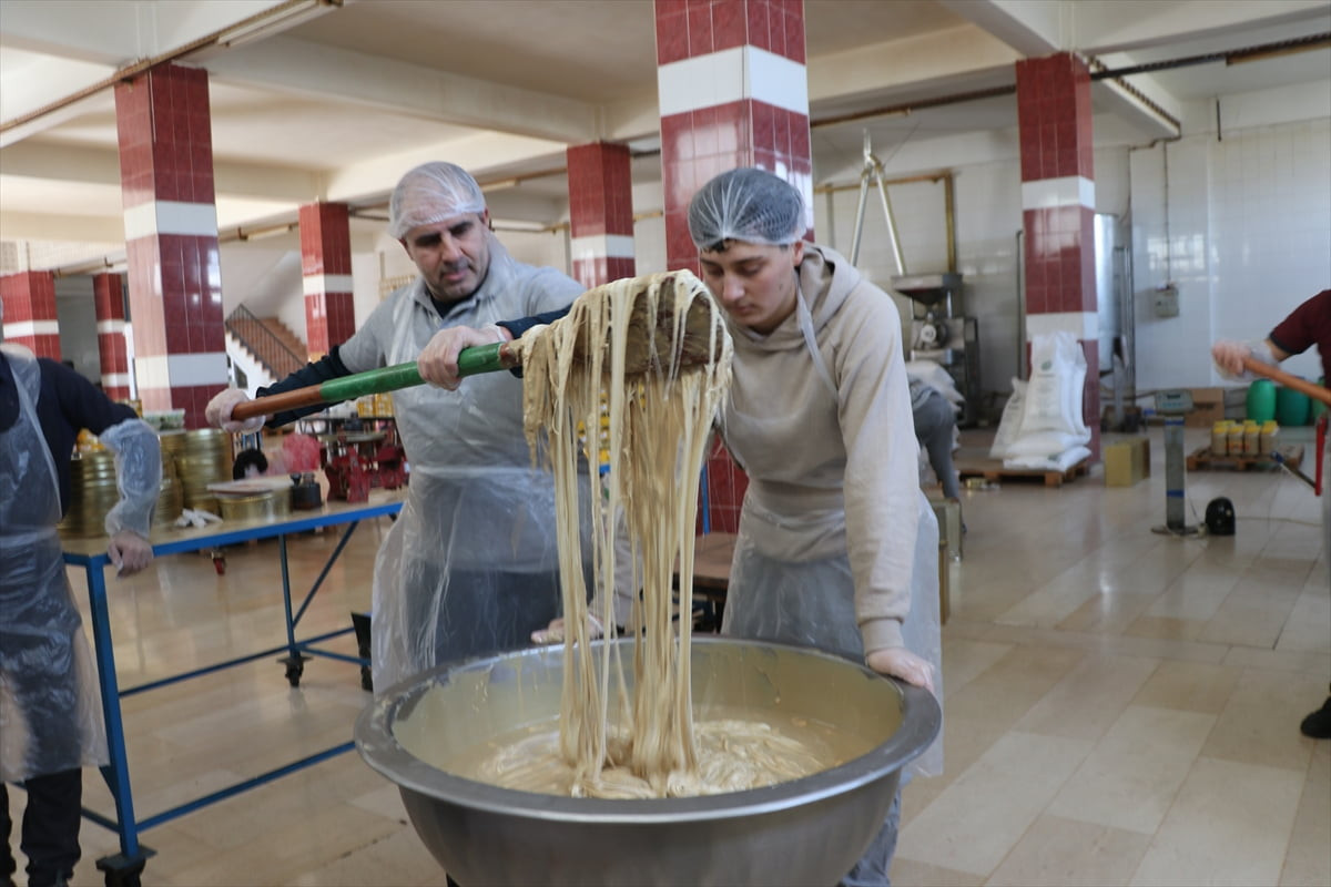 Siirt'te Aparı ailesinin 5 kuşaktır geleneksel yöntemlerle yaptığı tahin helvası üretimi ramazanda...