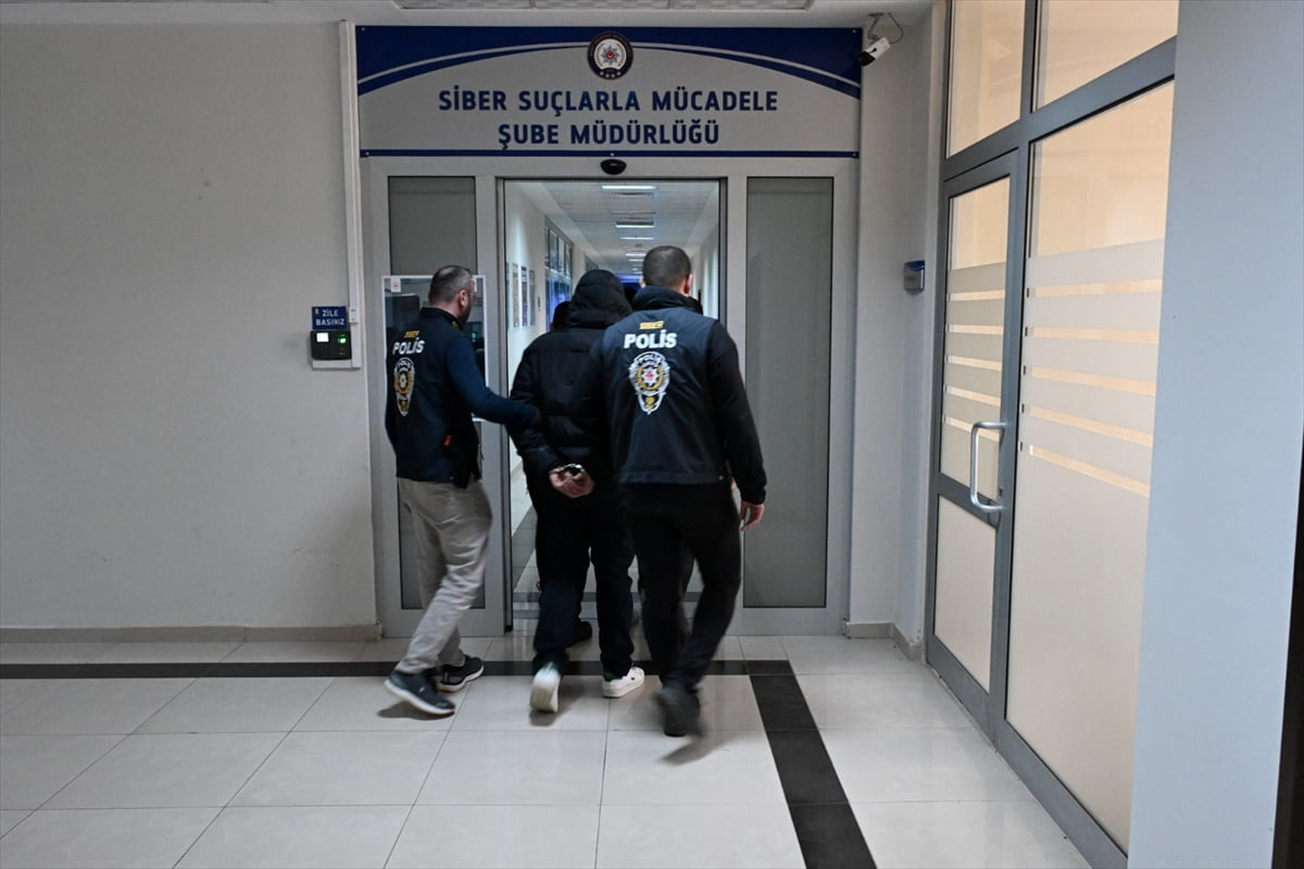 Siirt'te araç satın almak isteyen kişileri "sazan sarmalı" yöntemiyle dolandırdığı gerekçesiyle...