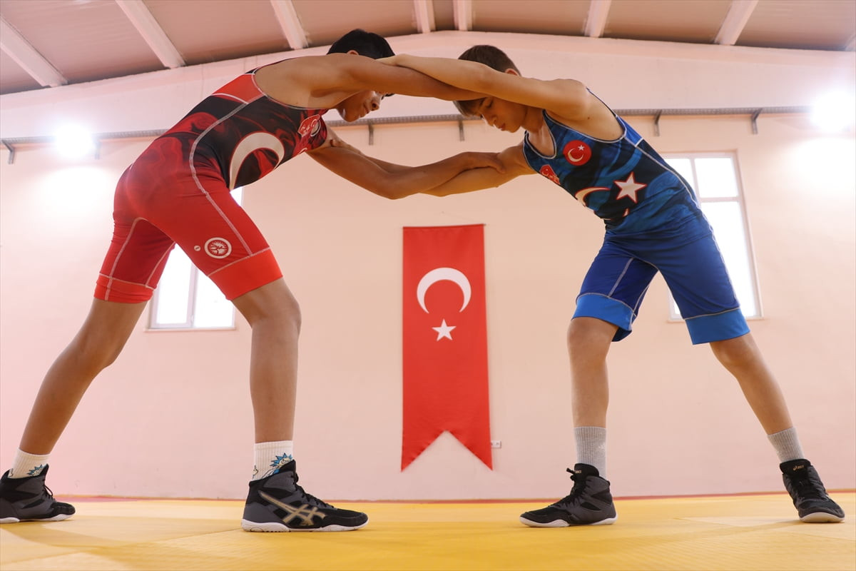 Siirt'te Balkan şampiyonu milli güreşçi Murat Kalkan'ın başarısından etkilenerek güreşe başlayan...