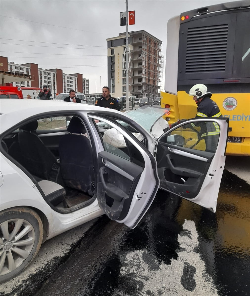 Siirt'te belediye otobüsüne arkadan çarpan otomobildeki 3 kişi yaralandı. Olay yerine 112 Acil...