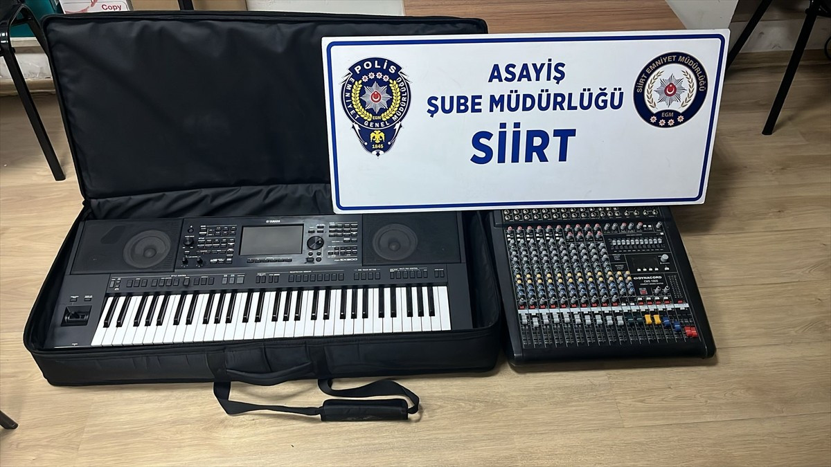 Siirt'te bir düğün salonundan org ve amfisini çaldıkları gerekçesiyle yakalanan 3 şüpheliden 2'si...