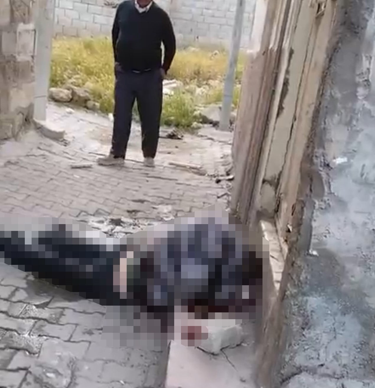 SİİRT'TE BİR KİŞİ EVİNİN ÖNÜNDE ÖLÜ BULUNDU