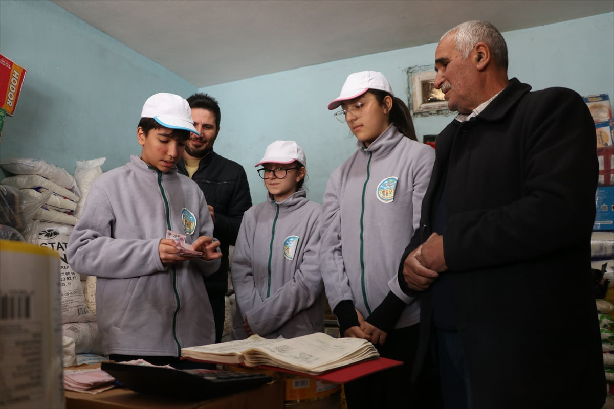 Siirt'te bir okulda, Osmanlı döneminden gelen, ihtiyaç sahiplerinin borçlarının ödendiği "zimem...