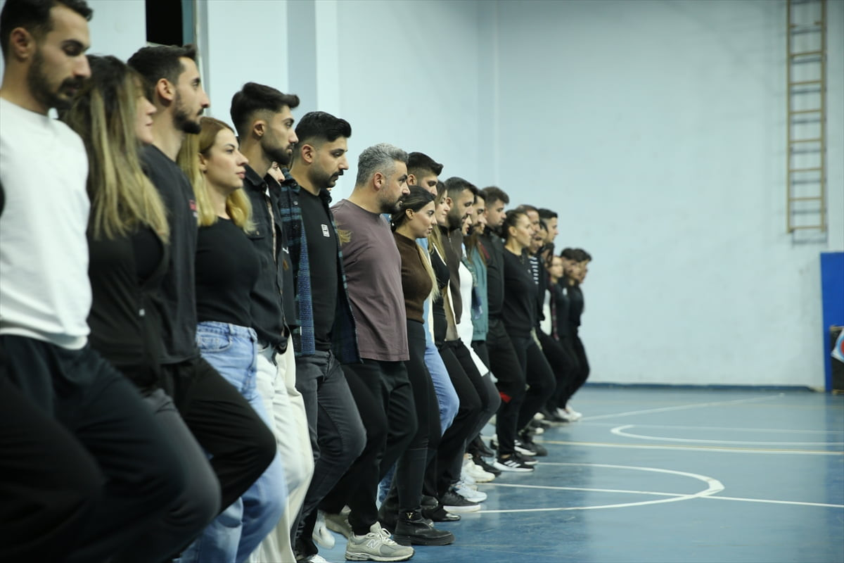 Siirt'te eğitimcilerin katılımıyla kurulan Maarif Halk Dansları Topluluğu, bölgenin kültürel...
