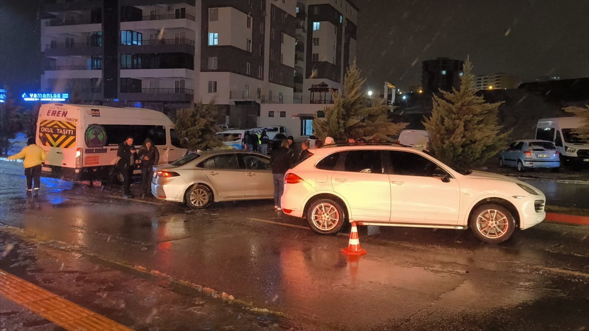 Siirt'te etkili olan kar nedeniyle 7 aracın karıştığı zincirleme trafik kazasında 1 kişi...