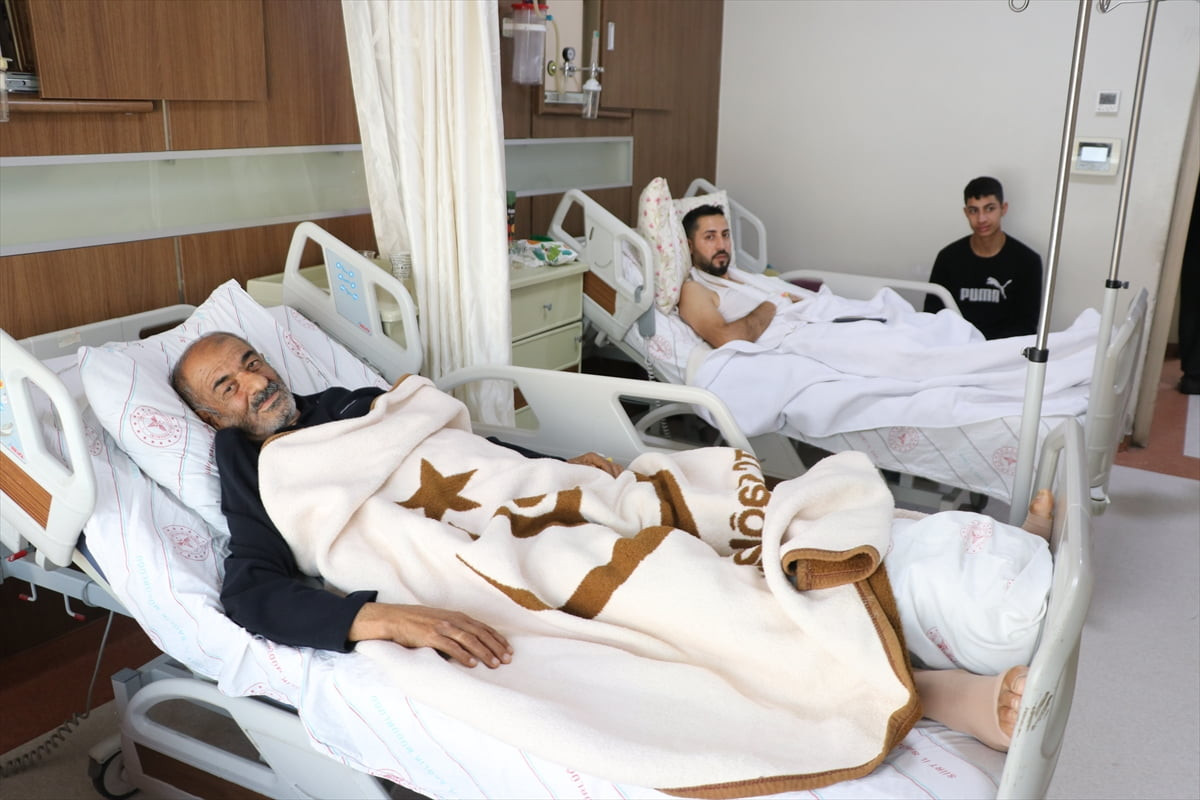 Siirt'te, etkili olan kar yağışı ve buzlanma nedeniyle düşerek yaralanan 706 kişi hastanelere...