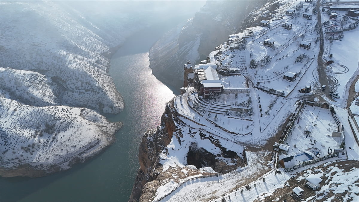 Siirt'te etkili olan kar yağışının ardından beyaza bürünen Botan Vadisi Milli Parkı, dronla...