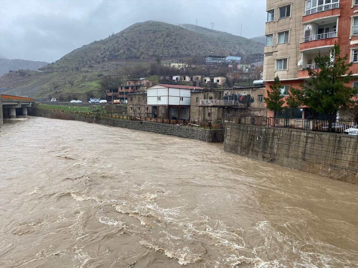 Siirt'te etkili olan sağanak nedeniyle Eruh ilçesinin Okçular köyü 48 saatte metrekareye 115,7...