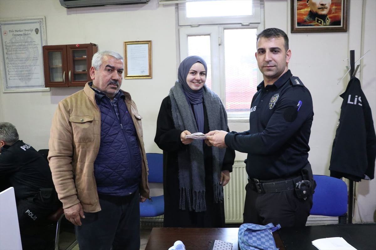 Siirt'te hamallık yapan Mehmet Emin Aktaş (61), yolda bulduğu içinde 10 bin lira olan çantayı...