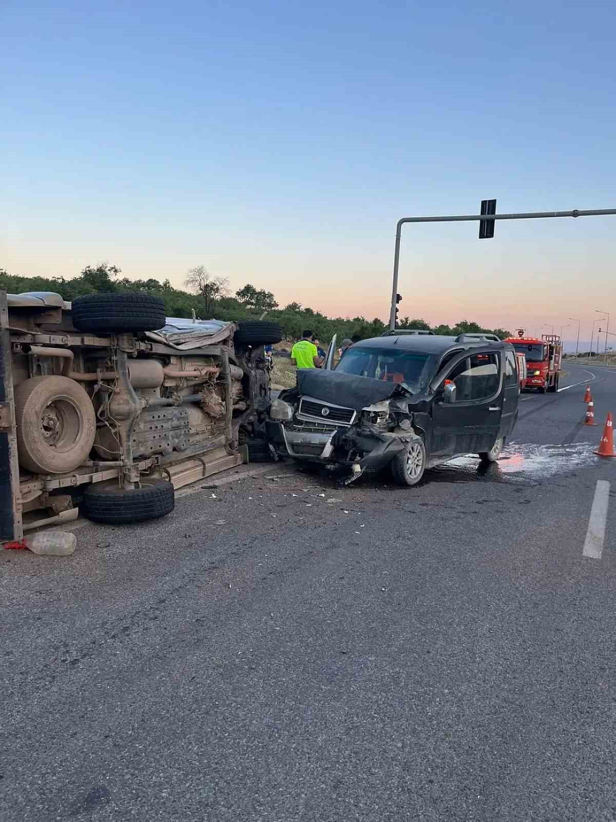 SİİRT'TE İKİ ARACIN ÇARPIŞMASI SONUCU MEYDANA GELEN TRAFİK KAZASINDA 2 KİŞİ YARALANDI.