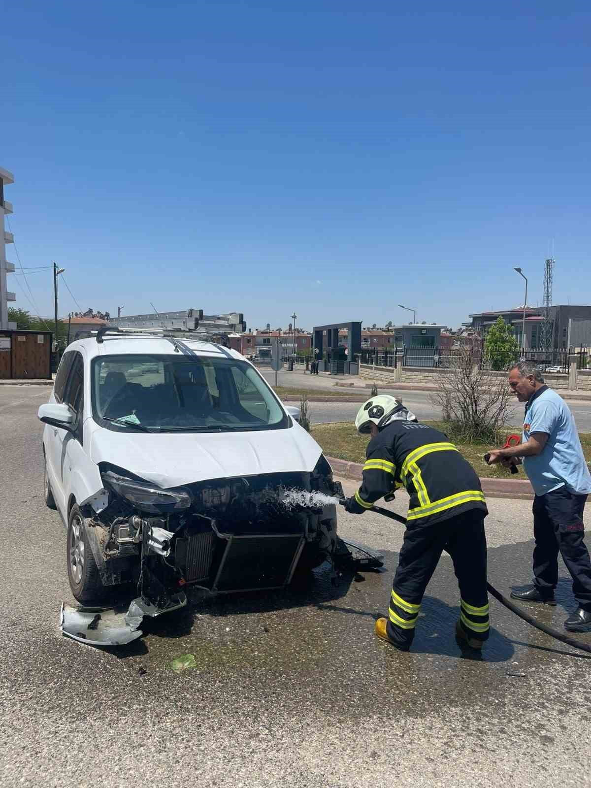SİİRT'TE İKİ OTOMOBİLİN ÇARPIŞMASI SONUCU MEYDANA GELEN TRAFİK KAZASINDA ARAÇLARDA MADDİ HASAR...