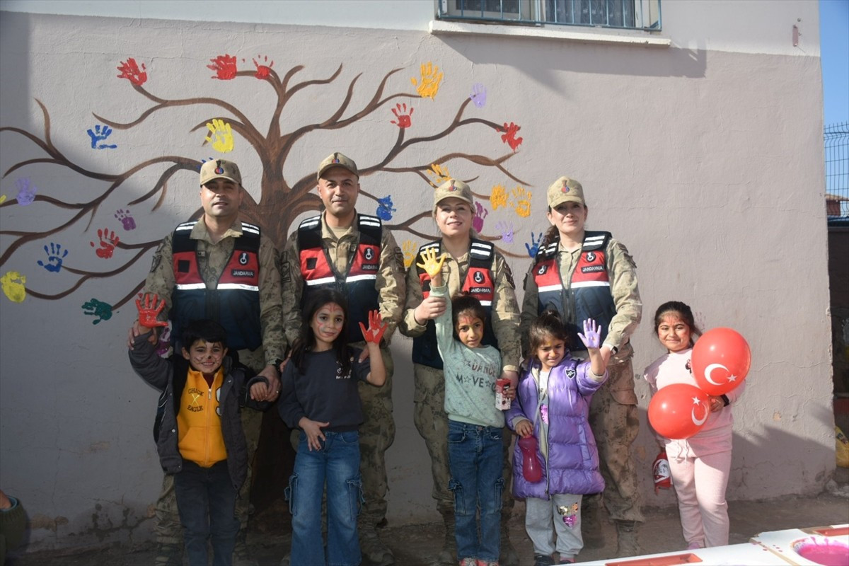 Siirt'te jandarma ekipleri, 20 Kasım Dünya Çocuk Hakları Günü dolayısıyla çocuklara yönelik...