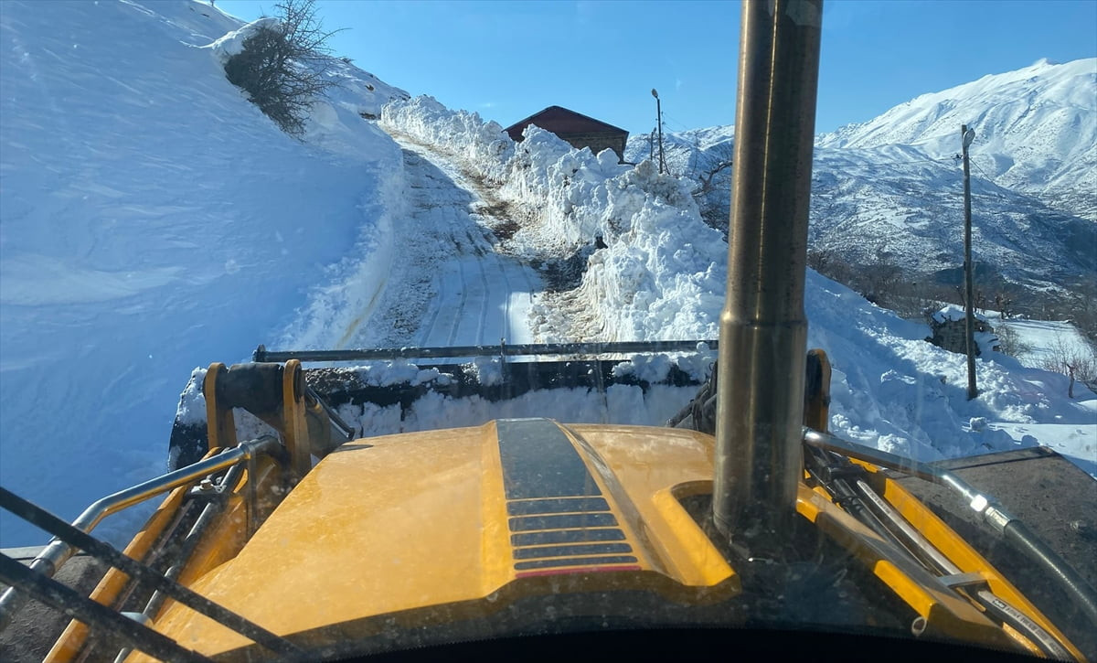 Siirt'te kar yağışı nedeniyle kapanan 20 yerleşim yerinin yolu ulaşıma açıldı.