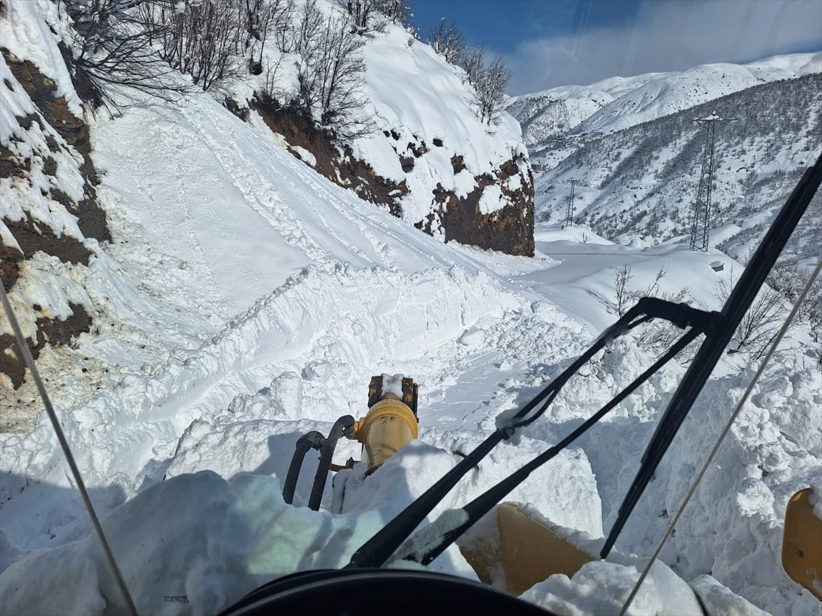 Siirt'te kar yağışı nedeniyle yolu kapanan 120 yerleşim yerinden 92'sine ulaşım sağlandı. İl Özel...
