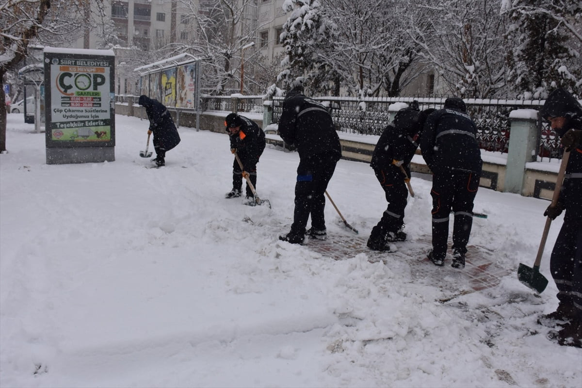 Siirt'te kar yağışının etkisi devam ediyor. Siirt Belediyesi ekipleri kent genelinde karla...