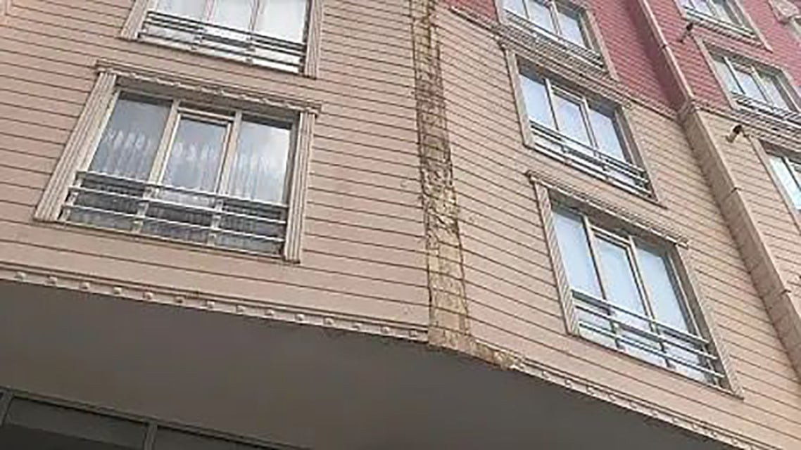 SİİRT'TE KORKUTAN OLAY: APARTMANIN DIŞ CEPHESİ OTOMOBİLİN ÜZERİNE DÜŞTÜ