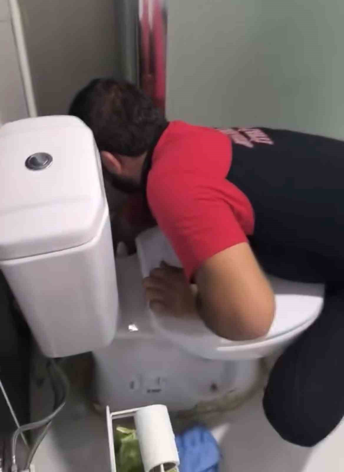 SİİRT'TE LAVABO GİDER BORUSUNA SIKIŞAN 2 YAVRU KEDİ İTFAİYE EKİPLERİNCE KURTARILDI
