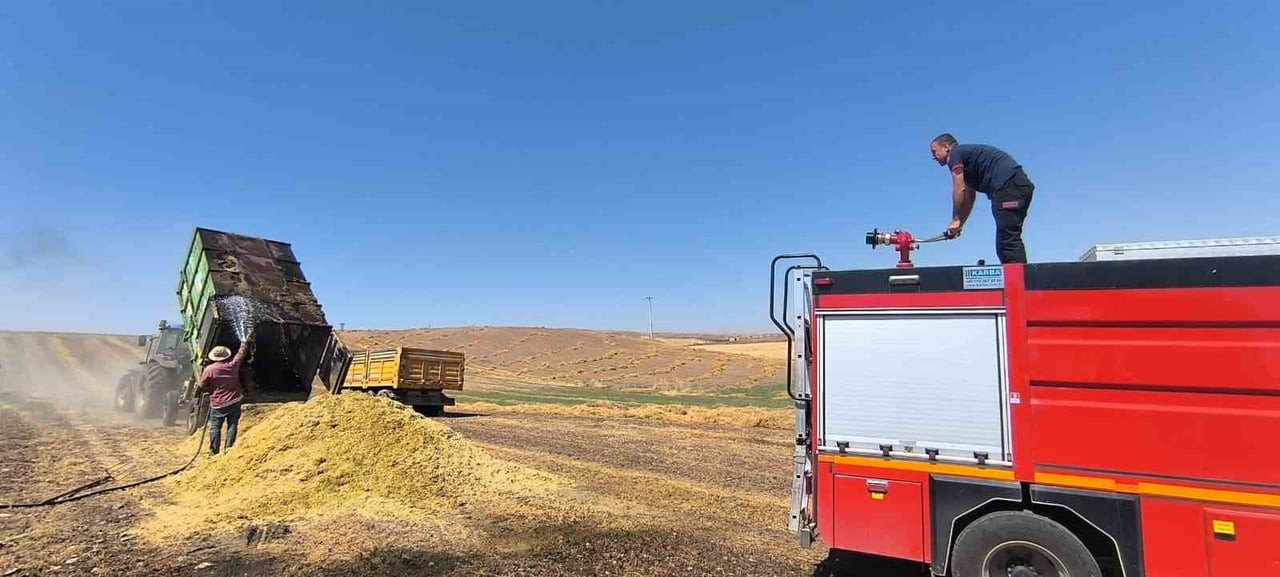 SİİRT'TE MERCİMEK HASADI SIRASINDA SAMAN YÜKLÜ RÖMORK, ÇIKAN YANGINDA KÜLE DÖNDÜ.
