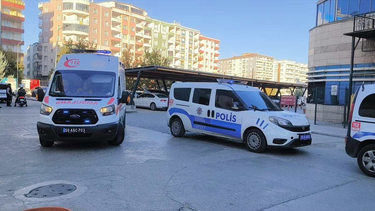 Siirt'te meydana gelen trafik kazasında 1 kişi ağır yaralandı. Kazada ağır yaralanan Fatma U...