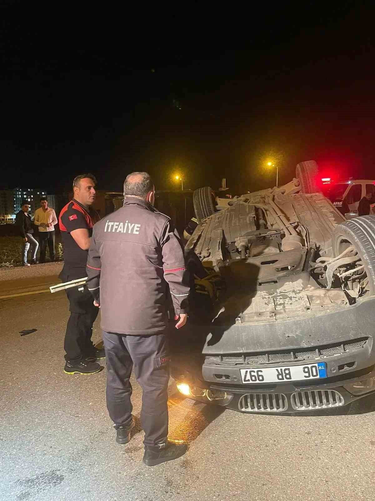 SİİRT'TE OTOMOBİL İLE AMBULANSIN ÇARPIŞMASI SONUCU MEYDANA GELEN TRAFİK KAZASINDA 3'Ü SAĞLIK...