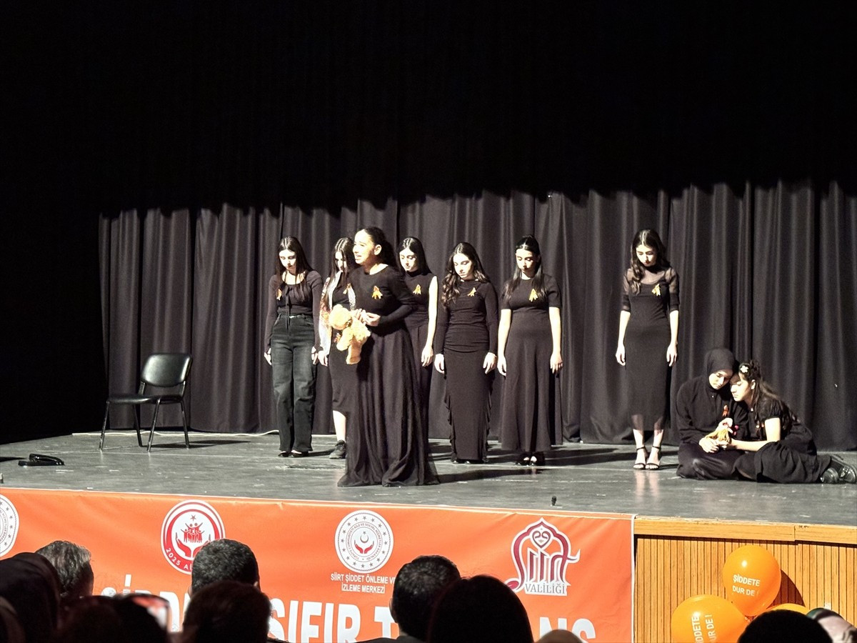 Siirt'te "25 Kasım Kadına Yönelik Şiddete Karşı Uluslararası Mücadele Günü" dolayısıyla program...
