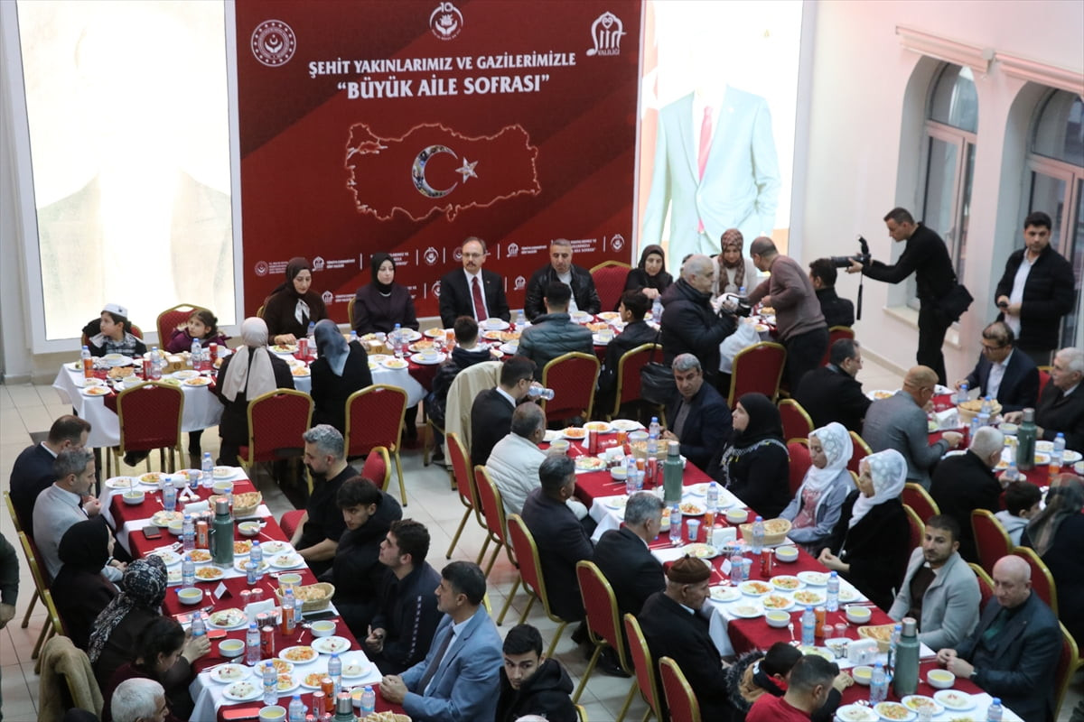 Siirt'te "Büyük Aile Sofraları" programında şehit yakınları, gaziler ve gazi yakınları iftarda bir...