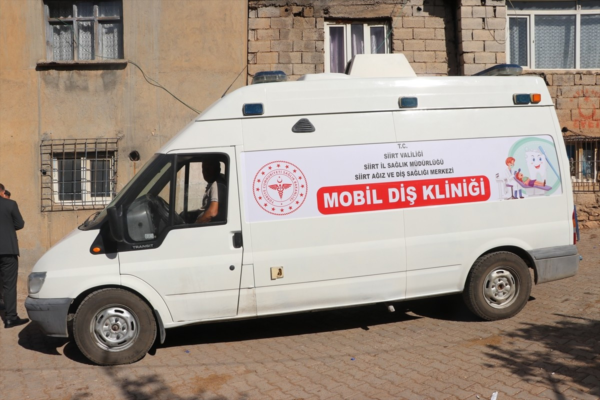 Siirt'te sağlık ekipleri, "Mobil Diş Kliniği" ile köyleri dolaşarak kırsalda yaşayan vatandaşlara...