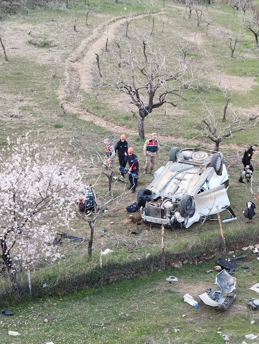 Siirt'te şarampole devrilen hafif ticari araçtaki baba ve kızı yaşamını yitirdi.