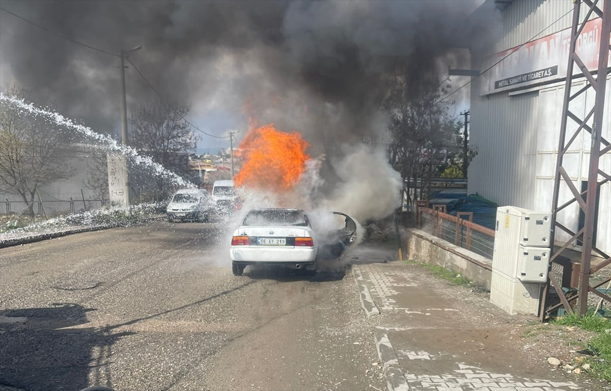 Siirt'te seyir halindeki otomobilde çıkan yangın, itfaiye ekiplerince söndürüldü.