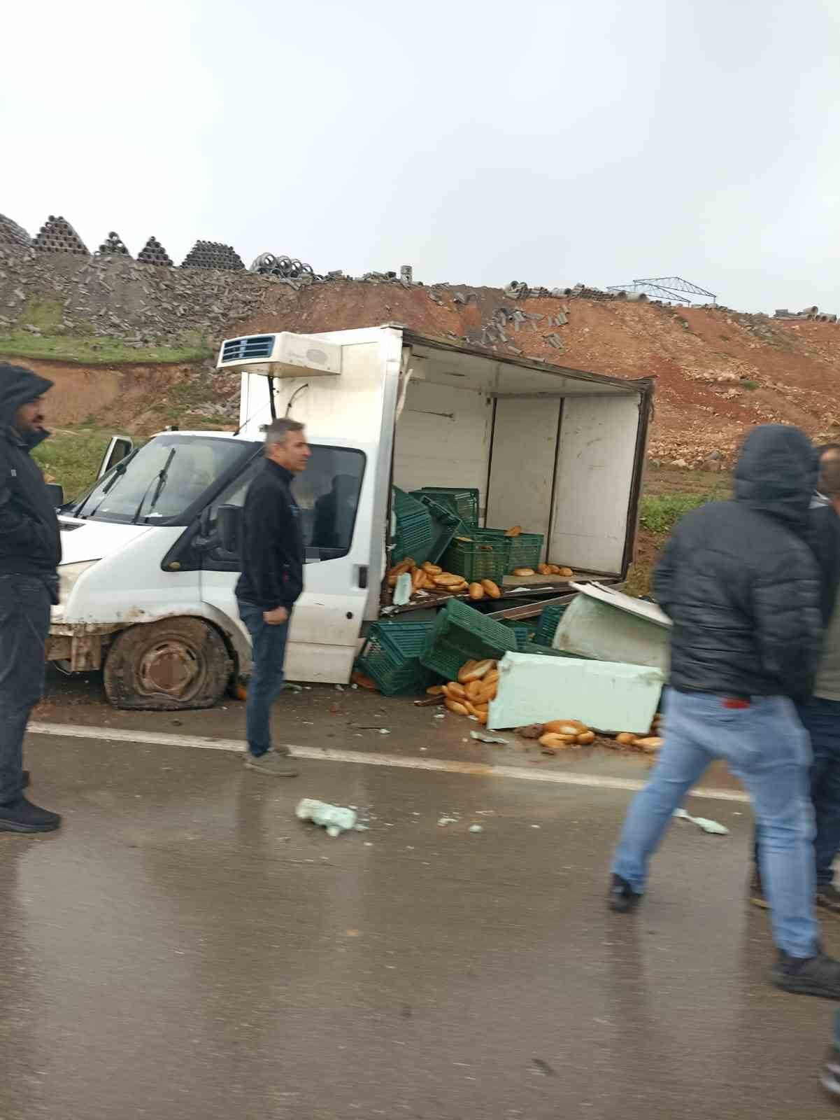 SİİRT'TE YAĞIŞLA KAYGANLAŞAN YOLDA KAMYONETİN TEKERİNİN PATLAMASI SONUCU EKMEKLER YOLA...