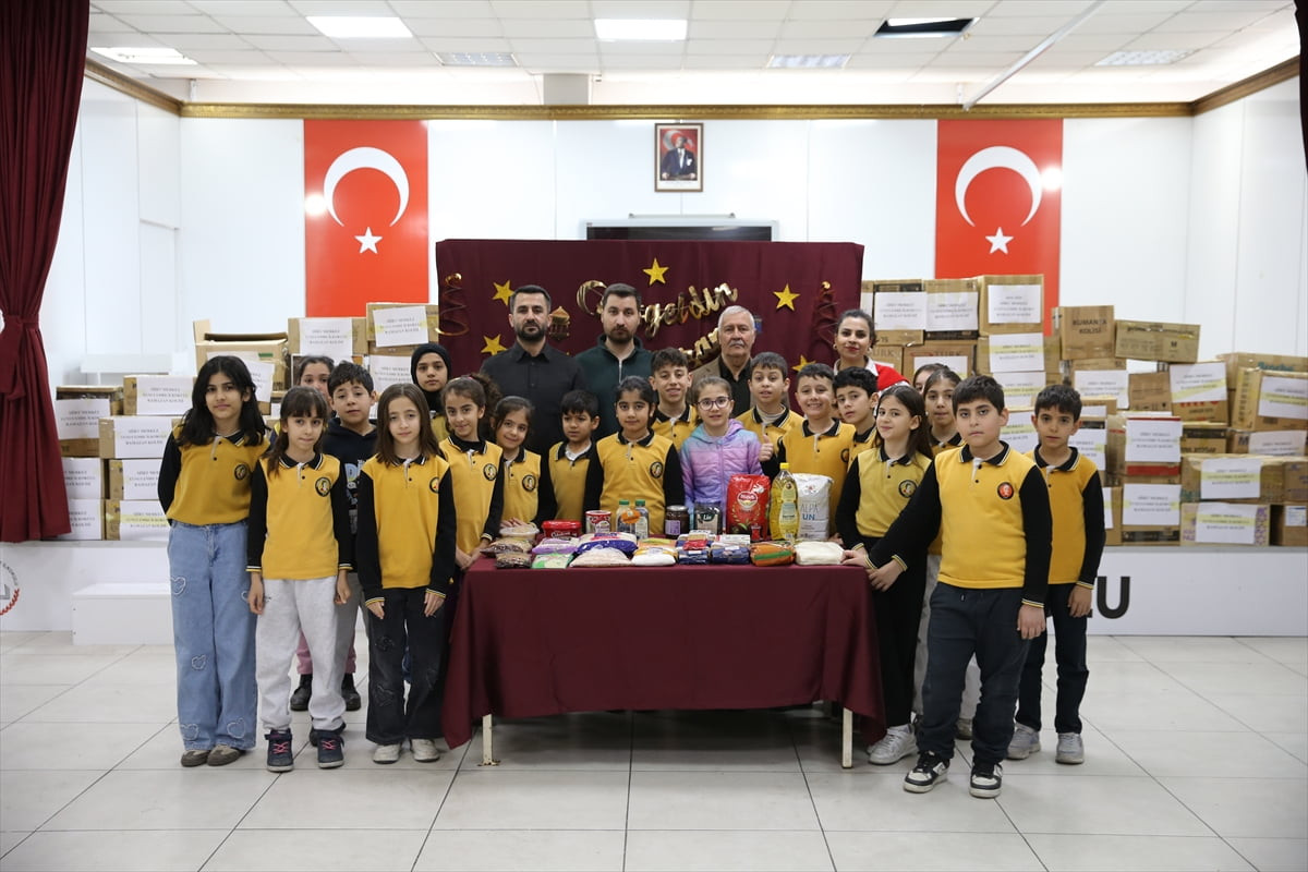 Siirt'te Yunus Emre İlkokulu'nda öğrenciler, ramazan ayı dolayısıyla mahalledeki dar gelirli...