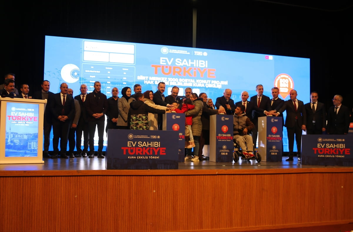 Siirt'te, Yüzyılın Konut Projesi kapsamında inşa edilecek 1627 konutun hak sahibi çekilen kurayla...