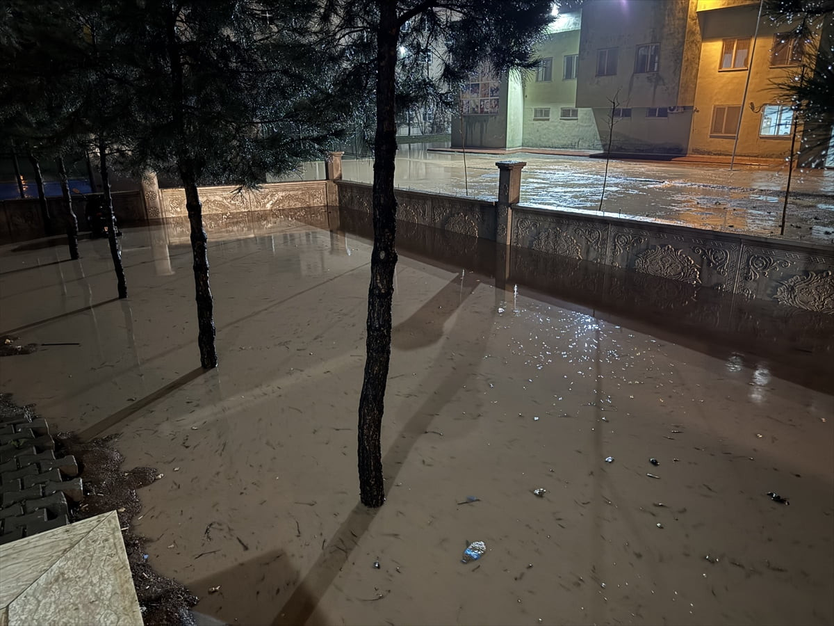 Siirt’in Kurtalan ilçesinde etkili olan sağanak hayatı olumsuz etkiledi. Sağanak sonucu Cumhuriyet...