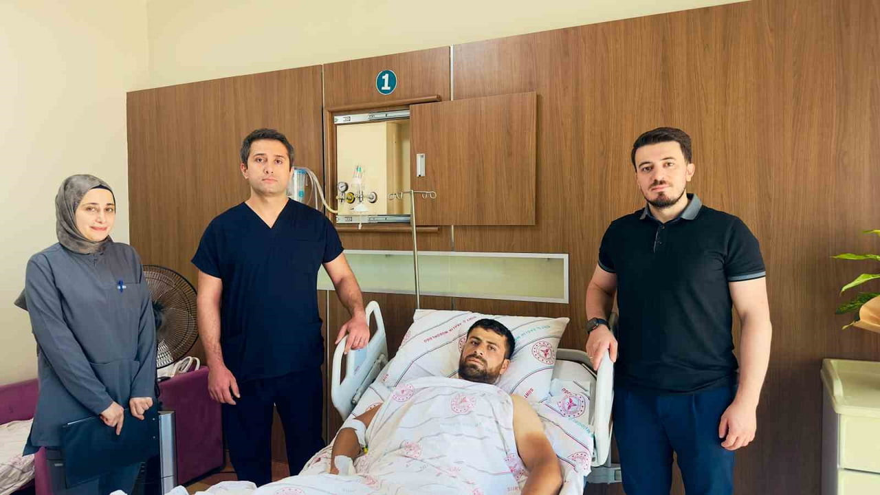 SİİRT’TE BETON MİKSERİNE KAPTIRDIĞI BACAĞI BAŞARILI AMELİYATLA KURTARILDI