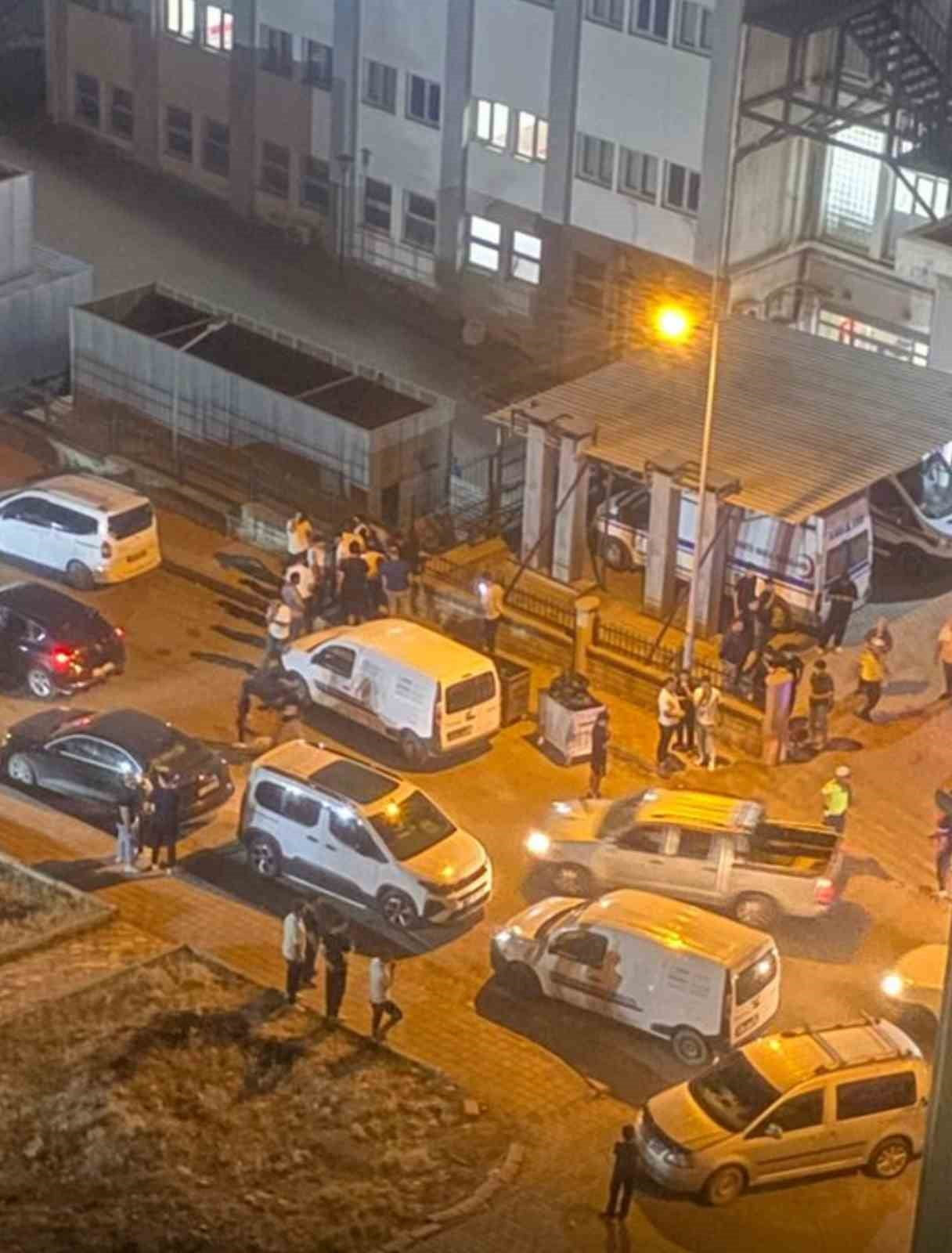 SİİRT’TE   BIÇAKLI KAVGA: 16 YAŞINDAKİ E.S. YARALANDI, HASTANE ÖNÜNDE GERGİNLİK YAŞANDI