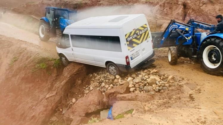 SİİRT’TE ETKİLİ OLAN YAĞIŞLAR HAYATI OLUMSUZ ETKİLEDİ.