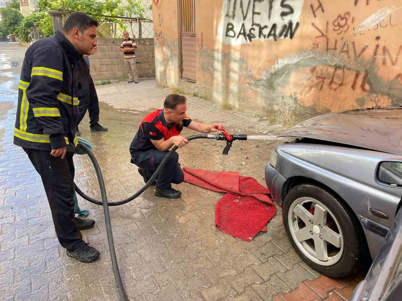 SİİRT’TE PARK HALİNDEKİ OTOMOBİLDE YANGIN ÇIKTI.